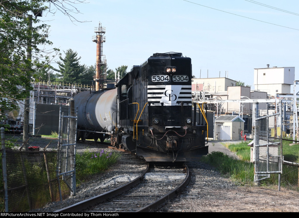 DDRV 5304's backs one tank car into the BASF facility